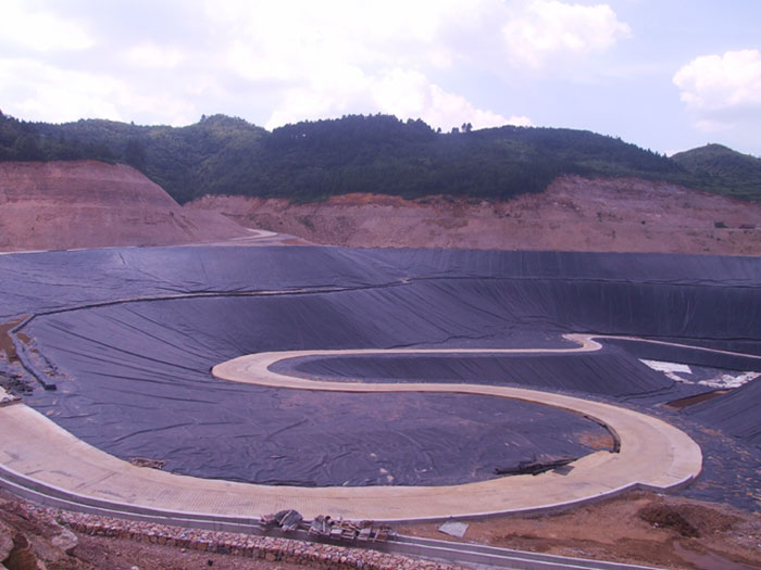 甘肅垃圾填埋場(chǎng)鋪設(shè)的土工膜.jpg 甘肅垃圾填埋場(chǎng)鋪設(shè)的土工膜.jpg